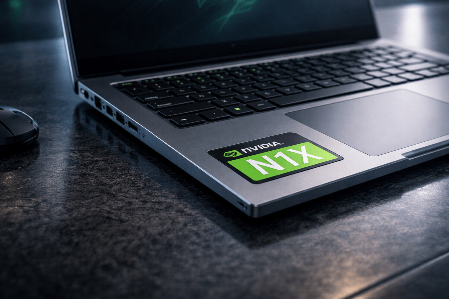 Portátil ultrabook de diseño delgado con pegatina NVIDIA N1X, representando un posible equipo ARM con GPU NVIDIA integrada.