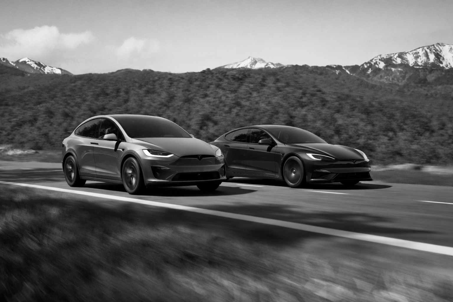 Tesla Model S y Model X en blanco y negro circulando por carretera, símbolo del fin del lujo en la estrategia de Tesla
