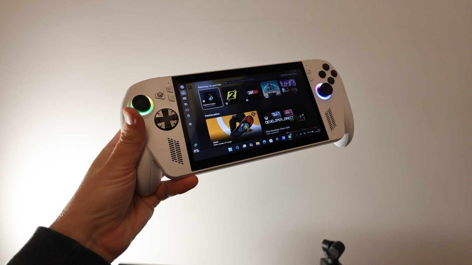 ROG Xbox Ally sostenida en la mano mostrando la interfaz de Xbox y Game Pass en pantalla