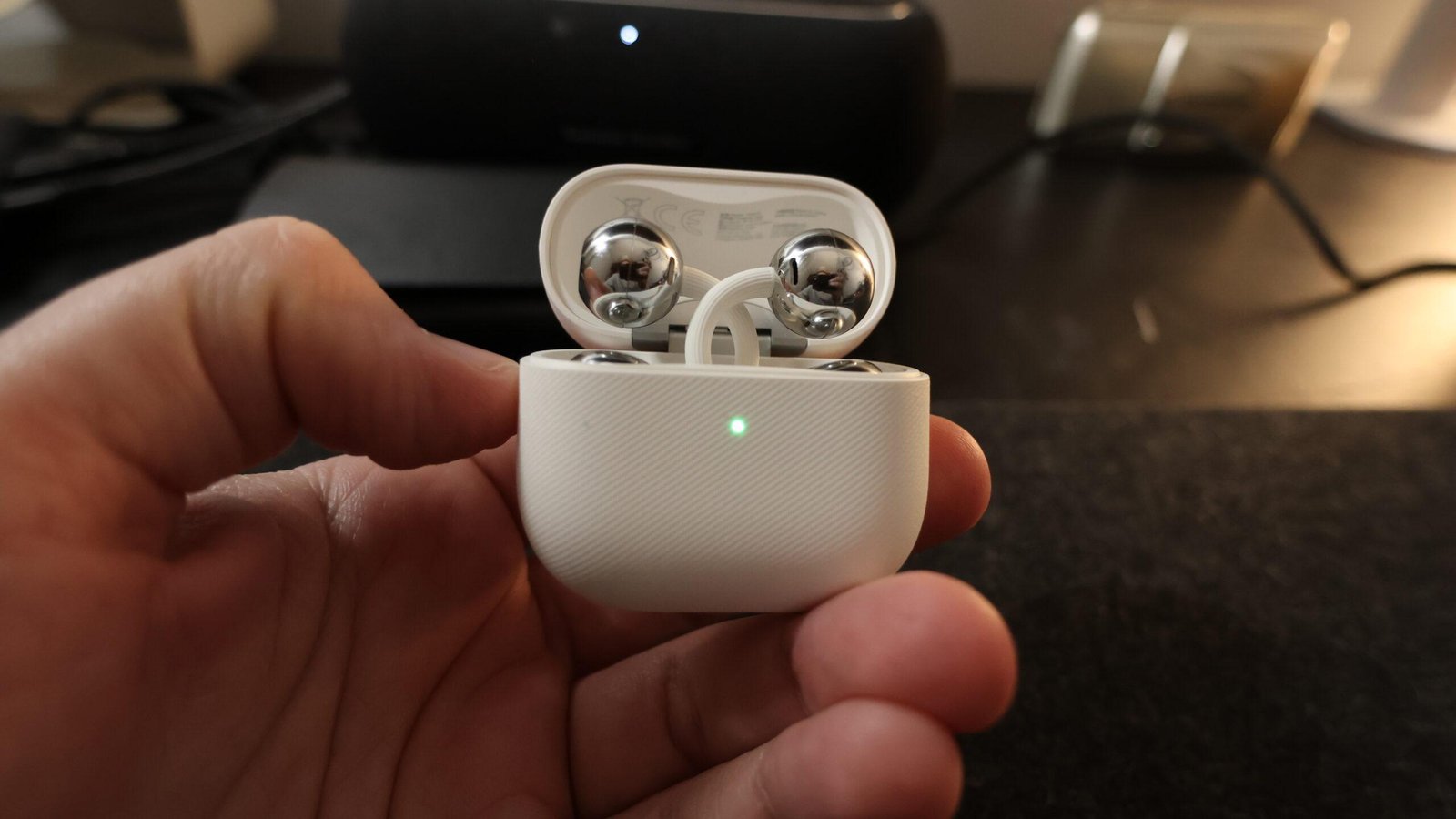 Estuche de carga de los Huawei FreeClip 2 con los auriculares abiertos en su interior