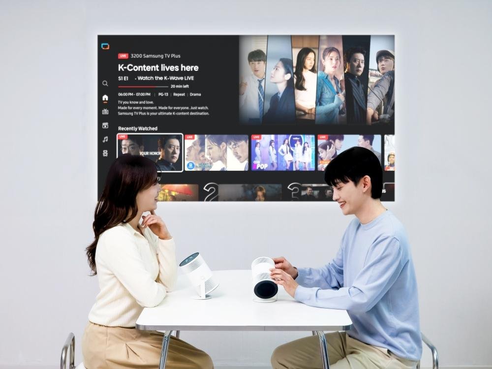 Samsung The Freestyle proyectando interfaz Smart TV en un salón moderno