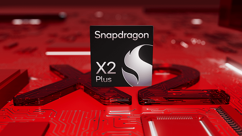 Chip Snapdragon X2 Plus de Qualcomm sobre una placa base roja, representando la nueva generación de procesadores para PC con Windows on ARM