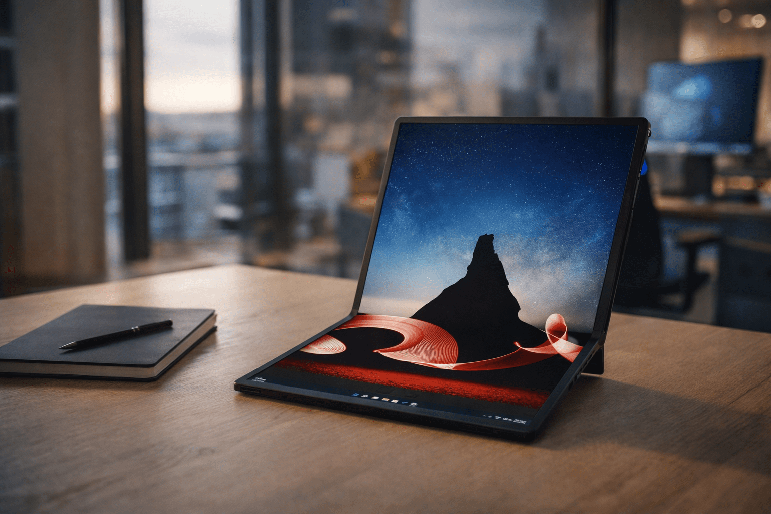 Lenovo ThinkPad X1 Fold sobre un escritorio moderno durante el evento Think Update, portátil con pantalla plegable en un entorno de trabajo profesional.